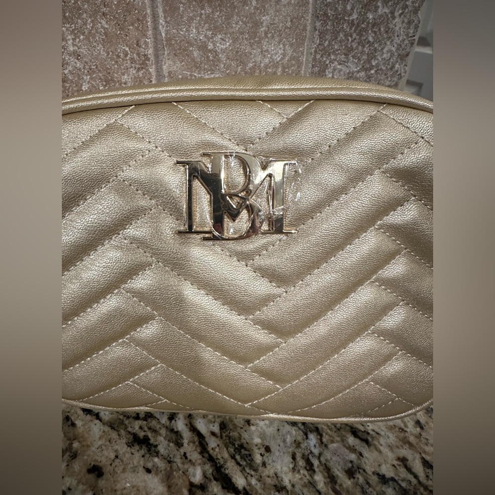 Badgley Mischka Gold Quilted Crossbody/ Camera Bag🎉🎉Host Pick✨✨ - Picture 2 of 11